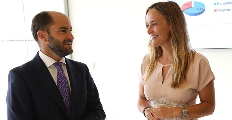 El Secretario de Estado de Empleo, Juan Pablo Riesgo; y Mariam Burdeos, directora de Cleanity, durante la visita