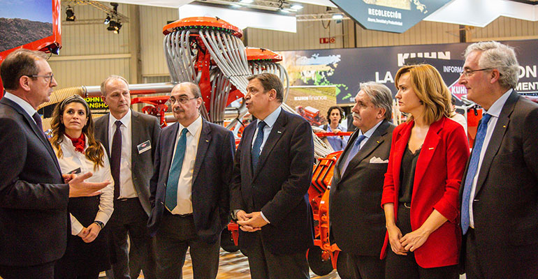 Luis Planas, ministro de Agricultura, visita FIMA y anuncia un Plan Renove de Maquinaria